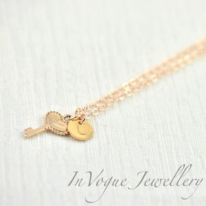Collar personalizado con dije de llave, elegante collar con iniciales sencillas y etiqueta con letras, collar con colgante de llave personalizado para damas de honor.