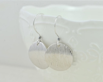 Pendientes de disco de plata cepillada, pendientes colgantes con ganchos de plata de ley, pendientes redondos martillados de estilo vintage, pendientes minimalistas.