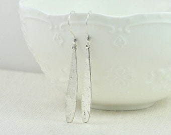 Pendientes de plata con barra larga martillada, pendientes largos colgantes de plata, pendientes minimalistas finos, pendientes rústicos ligeros.