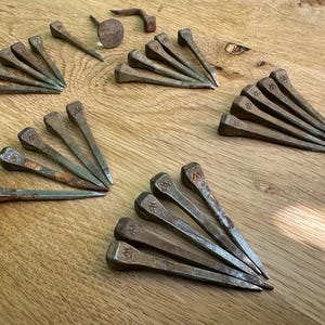 &quot;28 Vintage handgeschmiedete Nägel 1930er Jahre rustikale antike Eisenwaren 3,8 cm lang, markiert mit &quot;&quot;M&quot;&quot;&quot;