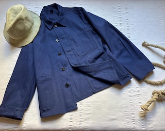 Giacca da lavoro vintage HBT Chore Coat Pit 20" Giacca da lavoro Abbigliamento da lavoro Hobo Chore Coat Worker XS Camicia da lavoro piccola a spina di pesce in cotone blu indaco 2419