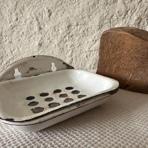 Vintage 1960 Enamel Soap Dish Enameled Wall Soap Dish Retro Soap Holder Wall Hanging Farmhouse Rustic Peasant Style Kitchen Bathroom White