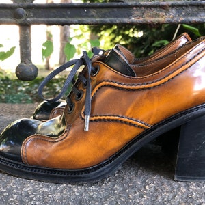 vintage Chaussures Pegabo-Attitude pour femme Chaussures rétro en cuir véritable Fabriquées en Italie Semelle en cuir de vachette Semelle intérieure 23 cm/ 9 po. Talon bloc Noir et marron