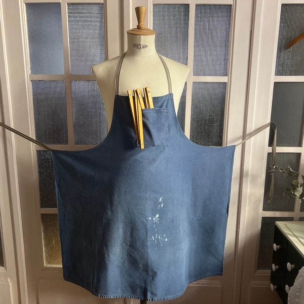 Tablier français vintage des années 50 avec poche à bavette denim délavé paysan artiste workwear raccommodé réparé coton bleu 2041