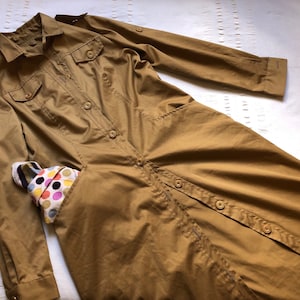 Vintage anni &#39;80 stile uniforme militare abito abbottonato spolverino negozio cappotto safari utility tuta lavoro vestaglia lavoro lavoro domestico lavoratore cachi 1328