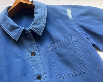 Vintage französische Arbeitsjacke aus den 50er Jahren, Achsel zu Achsel 57 cm, Größe M/L, Bleu de travail, französische Arbeitskleidung, Used-Look, verblichen, repariert, 2226