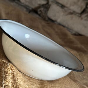 Vintage 1971 Europäische Emailleschüssel Kleine Rustikale Emaillewaren Bauernhaus Kitchenalia 18 cm./7 ”Datiert Rund Weiß Schwarz