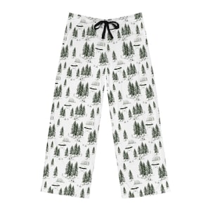 Könnte beinhalten: Weiße Schlafanzughose mit einem grünen und schwarzen Druck von Kiefern und fliegenden Untertassen.
