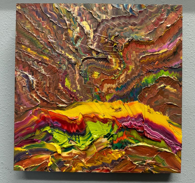 Puede incluir: Pintura abstracta cuadrada con pinceladas gruesas y texturizadas. La obra presenta una paleta de colores vibrantes, incluyendo marr&oacute;n, amarillo, verde, rojo y morado. La composici&oacute;n evoca un paisaje o una formaci&oacute;n geol&oacute;gica.