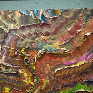 Puede incluir: Pintura abstracta texturizada con gruesas pinceladas en tonos marr&oacute;n, rojo, amarillo, azul y verde. La obra de arte tiene un estilo empaste en capas, creando un efecto tridimensional. La pintura est&aacute; sobre un lienzo cuadrado.