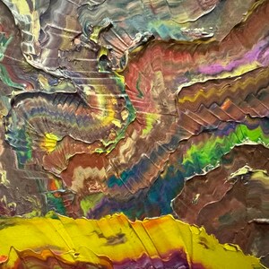 Puede incluir: Pintura abstracta con superficie texturizada. La obra presenta una mezcla de colores, incluyendo marr&oacute;n, amarillo, verde y morado, creando un efecto de capas. Las pinceladas son visibles, agregando profundidad y dimensi&oacute;n a la pieza.