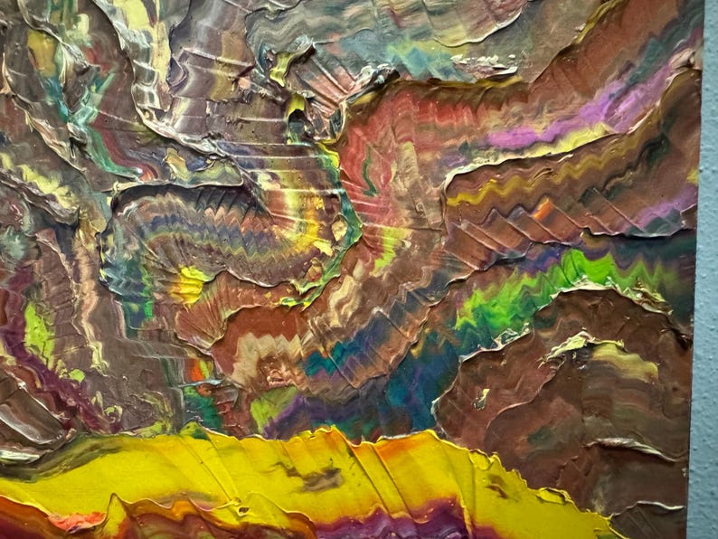 Puede incluir: Pintura abstracta con superficie texturizada. La obra presenta una mezcla de colores, incluyendo marr&oacute;n, amarillo, verde y morado, creando un efecto de capas. Las pinceladas son visibles, agregando profundidad y dimensi&oacute;n a la pieza.