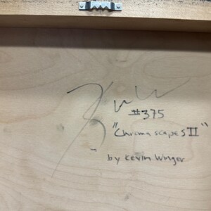 Puede incluir: Parte trasera de una obra de arte en madera con firma, el n&uacute;mero 375 y el t&iacute;tulo "Chroma Scapes II" de Kevin Winger. La madera es de color marr&oacute;n claro natural con veta visible.
