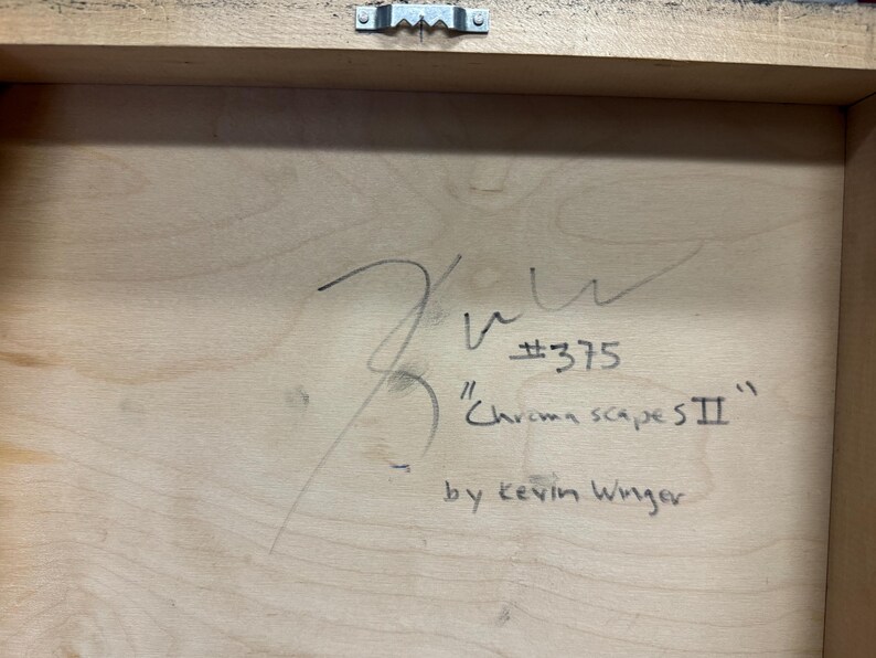 Puede incluir: Parte trasera de una obra de arte en madera con firma, el n&uacute;mero 375 y el t&iacute;tulo "Chroma Scapes II" de Kevin Winger. La madera es de color marr&oacute;n claro natural con veta visible.