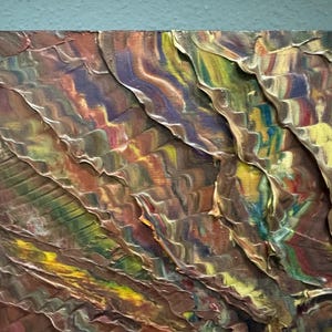 Puede incluir: Primer plano de una pintura abstracta texturizada con una paleta de colores c&aacute;lidos. La obra presenta pinceladas superpuestas en tonos marrones, amarillos, verdes, rojos y morados, creando una sensaci&oacute;n de profundidad y movimiento. La superficie tiene una textura rugosa y desigual.