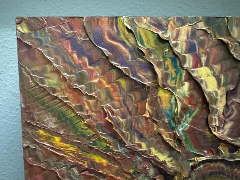 Puede incluir: Primer plano de una pintura abstracta texturizada con una paleta de colores c&aacute;lidos. La obra presenta pinceladas superpuestas en tonos marrones, amarillos, verdes, rojos y morados, creando una sensaci&oacute;n de profundidad y movimiento. La superficie tiene una textura rugosa y desigual.
