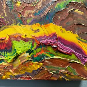 Puede incluir: Pintura al &oacute;leo abstracta con pinceladas gruesas. La obra presenta una paleta de colores vibrantes, incluyendo amarillo, verde, rojo y marr&oacute;n. La superficie texturizada crea una experiencia visual din&aacute;mica y t&aacute;ctil. La composici&oacute;n sugiere un paisaje.