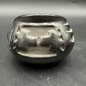 Vintage Vickie Martinez Santa Clara Pueblo Pottery 2 3/4” H Signed
