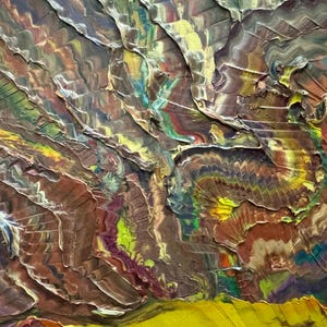Puede incluir: Pintura abstracta texturizada con una paleta de tonos terrosos, incluyendo marrones, amarillos y verdes. La obra presenta pinceladas gruesas y un efecto de capas, creando una sensaci&oacute;n de profundidad y movimiento. El estilo recuerda a las t&eacute;cnicas de impasto.