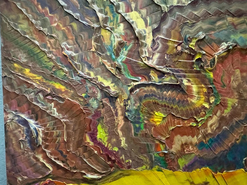 Puede incluir: Pintura abstracta texturizada con una paleta de tonos terrosos, incluyendo marrones, amarillos y verdes. La obra presenta pinceladas gruesas y un efecto de capas, creando una sensaci&oacute;n de profundidad y movimiento. El estilo recuerda a las t&eacute;cnicas de impasto.