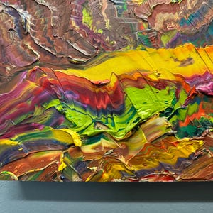 Puede incluir: Pintura abstracta con pinceladas gruesas y texturizadas. La obra presenta una vibrante paleta de colores, incluyendo amarillo, rojo, verde y morado, creando una composici&oacute;n din&aacute;mica y expresiva. La superficie de la pintura est&aacute; muy estratificada, d&aacute;ndole un efecto tridimensional.
