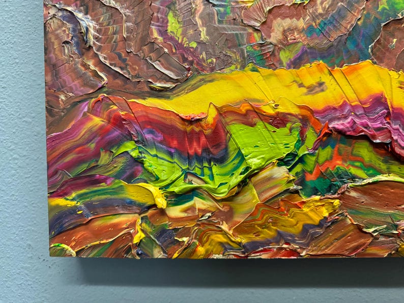 Puede incluir: Pintura abstracta con pinceladas gruesas y texturizadas. La obra presenta una vibrante paleta de colores, incluyendo amarillo, rojo, verde y morado, creando una composici&oacute;n din&aacute;mica y expresiva. La superficie de la pintura est&aacute; muy estratificada, d&aacute;ndole un efecto tridimensional.