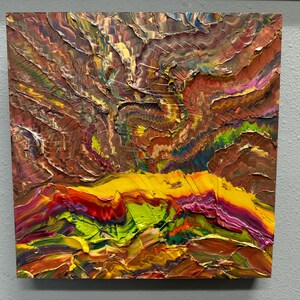 Puede incluir: Pintura abstracta al &oacute;leo con una superficie texturizada. La obra presenta una vibrante paleta de colores, incluyendo marr&oacute;n, amarillo, rojo, verde y morado. Las pinceladas gruesas crean un efecto din&aacute;mico y en capas, evocando una sensaci&oacute;n de profundidad y movimiento.