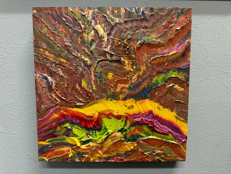 Puede incluir: Pintura abstracta al &oacute;leo con una superficie texturizada. La obra presenta una vibrante paleta de colores, incluyendo marr&oacute;n, amarillo, rojo, verde y morado. Las pinceladas gruesas crean un efecto din&aacute;mico y en capas, evocando una sensaci&oacute;n de profundidad y movimiento.