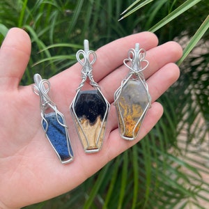 Pendentif cercueil en cristal avec pierres mélangées