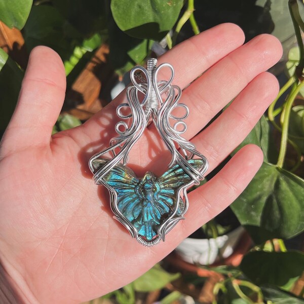 Pendentif en cristal enveloppé de fil de fée labradorite