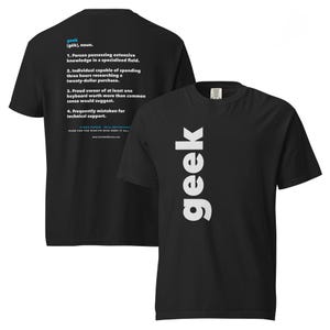 Könnte beinhalten: Ein schwarzes T-Shirt mit dem vertikal in Weiß aufgedruckten Wort geek auf der Vorderseite. Die Rückseite zeigt die Definition von geek als Substantiv, einschließlich vier nummerierter Punkte zu Fachwissen, Recherche, Tastaturen und technischem Support.