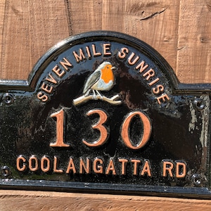 Insegna con nome di casa inglese in stile edoardiano/vecchio vittoriano. Personalizzata con colori, motivi e lettere a scelta.