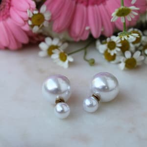 20% de descuento en pendientes de botón de doble bola de PERLA, minimalistas y elegantes, con doble cara delantera y trasera.
