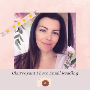 Pode incluir: Uma mulher sorri para a câmera, segurando um buquê de flores brancas. O fundo é um design floral rosa e branco com uma faixa de cinco estrelas douradas. O texto "Clairvoyant Photo Email Reading" está na parte inferior da imagem, com um ícone de câmera de desenho animado abaixo.