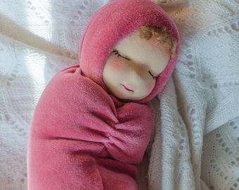 Muñeca Waldorf para dormir Muñeca bebé con los ojos cerrados 11 pulgadas 28 cm Muñeca de abrazo Muñeca antes de dormir muñeca suave Muñeca natural Color rosa oscuro