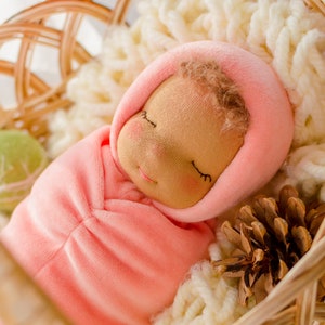 Waldorf slaperige pop: Afro-Amerikaanse babyjongen, perzikkatoenvelours, knuffelpop 11 inch