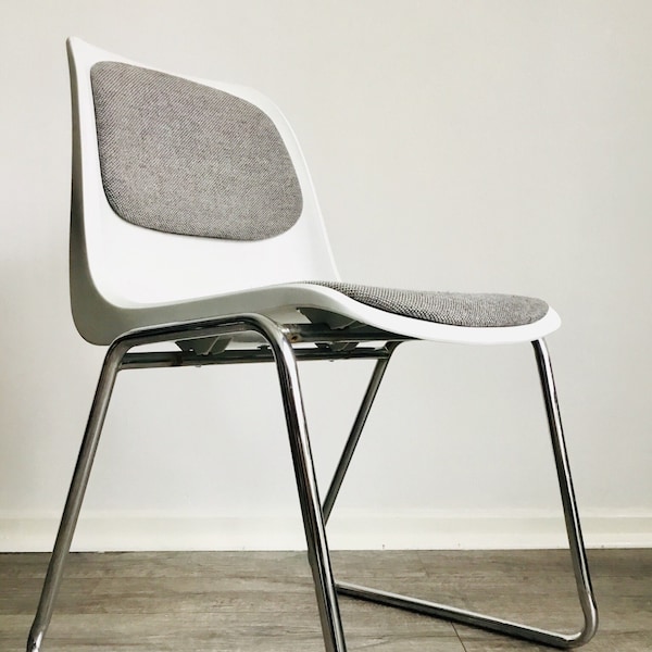 OWI Kufenstuhl vintage Stuhl Modell EUROPA Space age Kunststoff Chrom grau
