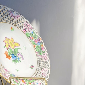 HEREND Durchbruchteller 8434 BT  Original Apponyi Blumen Dekor Wandteller HANDPAINTED Modell 64 Porzellan Teller weiß bunt Rarität