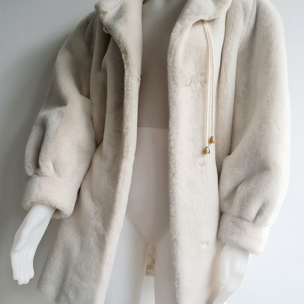 JOLIPEL NIEDIECK vintage Damen Boutique Fell Jacke Fake Fur Plüsch cremeweiß elefenbein edel gemütlich Winter Bekleidung