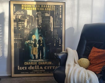 Pôster original do filme italiano "Luci della Città" (Luzes da Cidade), de Charlie Chaplin, lançado em 1931 por Renato Casaro, emoldurado em preto.