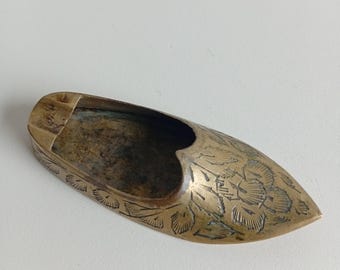 MESSING Miniatur Aschenbecher Schuhform vintage Blumenmuster Verzierung Gravur Design made in India Deko stilvoll mid century selten