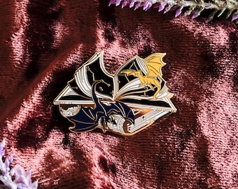 Pin esmaltado de pila de libros con dragón fantástico: Pin para lector empedernido