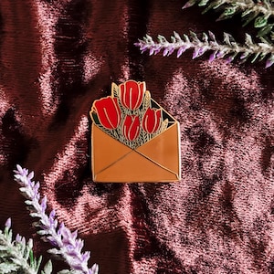 Pin de esmalte de tulipán rojo: Ramo de flores con historia de amor imagen 1
