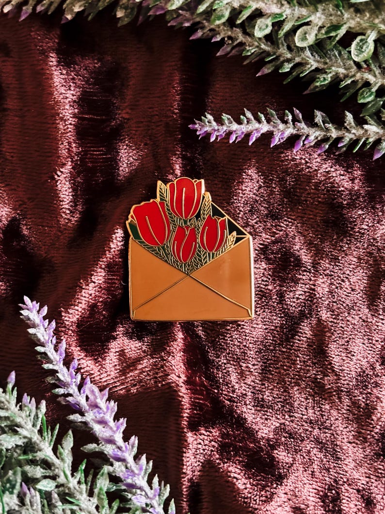Pin de esmalte de tulipán rojo: Ramo de flores con historia de amor imagen 1