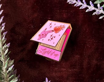 Pin de esmalte retro de caja de cerillas rosa: "Ilumínalo" estilo años 80