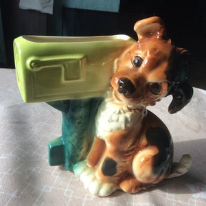Royal Copley Puppy Dog esperando no Mailbox Planter - tamanho grande