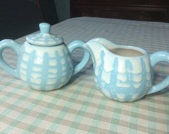 Juego de azucarero y cremera de cerámica hecha a mano, con tapa, moteada en azul y blanco - firmado