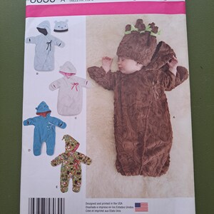 Puede incluir: Patrón de costura Simplicity 8030 para disfraces de bebé. El patrón incluye diseños para trajes de bebé, incluido un disfraz de árbol marrón con capucha. El patrón está diseñado e impreso en los EE. UU. Medidas en cm.