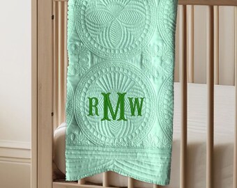 Edredón de bebé verde menta con monograma: manta de cuna de algodón bordada