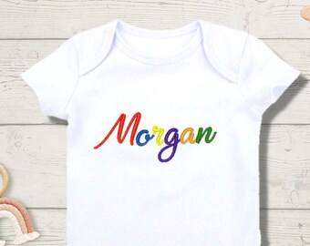 Conjunto de bebé arcoíris bordado personalizado: regalo para recién nacido, ropa personalizada (0-6 meses)